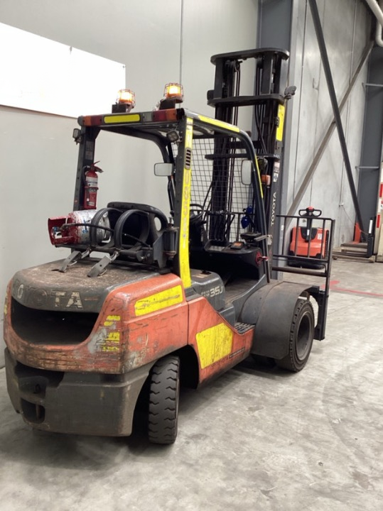 2016 Toyota 32-8FGJ35 - FU18573