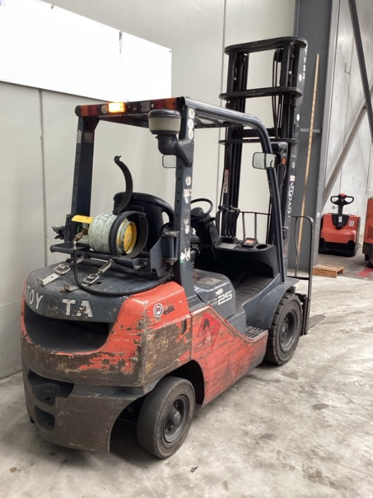 2011 Toyota 32-8FG25 - FU18810