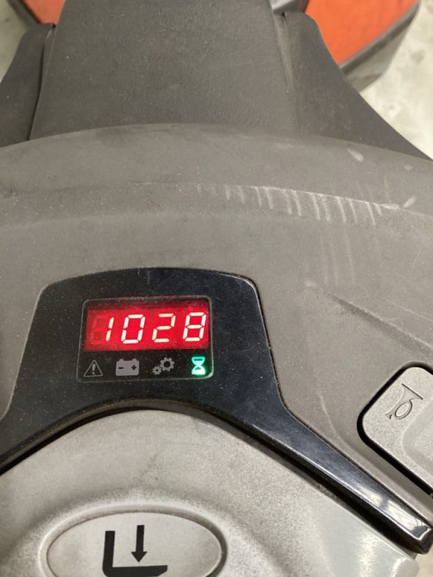 2018 Raymond 8210 - FU19619